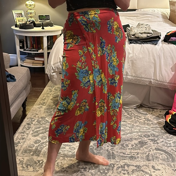 Urban Outfitters Red Floral Midi skirt - Picture 2 of 6